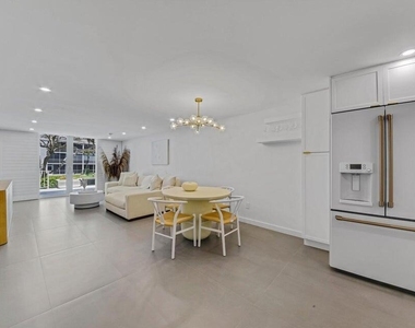 765 Jeffery Street - Photo Thumbnail 6