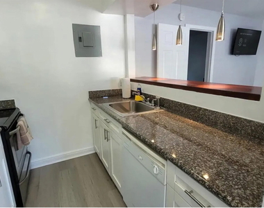 3226 Ne 12th Street - Photo Thumbnail 3