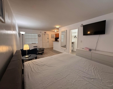 3226 Ne 12th Street - Photo Thumbnail 3