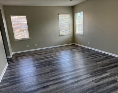 1742 Edmon Way - Photo Thumbnail 9
