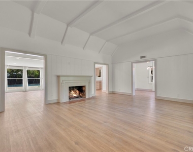 11944 Hesby Street - Photo Thumbnail 7