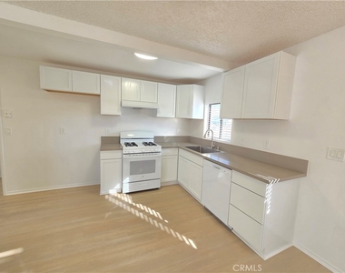 8249 Catalpa Avenue - Photo Thumbnail 4