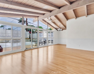 16433 Kingsbury Street - Photo Thumbnail 2