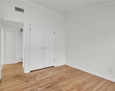 16433 Kingsbury Street - Photo Thumbnail 7