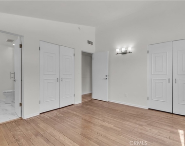 16433 Kingsbury Street - Photo Thumbnail 20