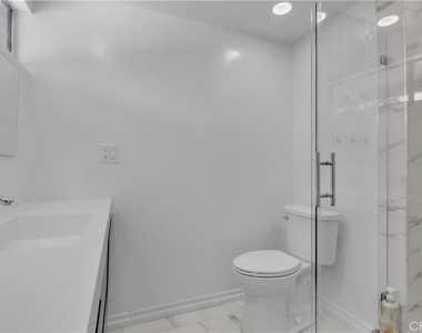 16433 Kingsbury Street - Photo Thumbnail 6