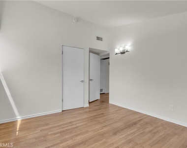 16433 Kingsbury Street - Photo Thumbnail 23