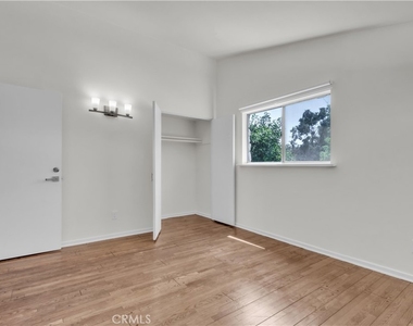 16433 Kingsbury Street - Photo Thumbnail 21