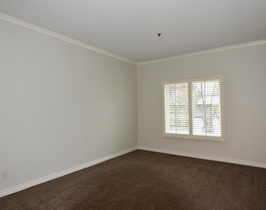 300 N El Molino Avenue - Photo Thumbnail 8