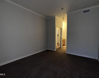 300 N El Molino Avenue - Photo Thumbnail 7