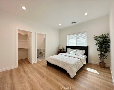 2418 Thorn Place - Photo Thumbnail 7