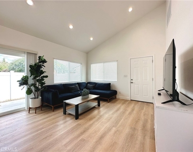 2418 Thorn Place - Photo Thumbnail 2
