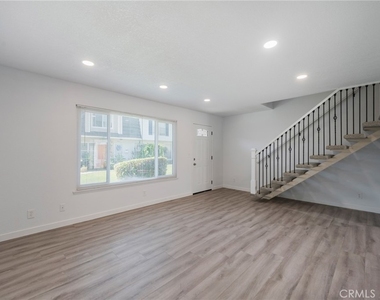 10062 Ellis - Photo Thumbnail 3