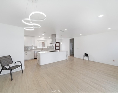 514 N Oakdale - Photo Thumbnail 9