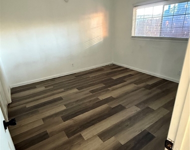645 Euclid - Photo Thumbnail 10