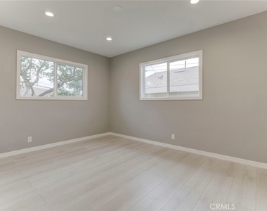 10935 Nassau Avenue - Photo Thumbnail 13