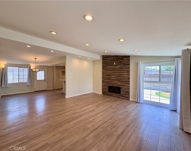 975 N Grammont Avenue - Photo Thumbnail 3