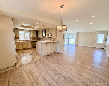 975 N Grammont Avenue - Photo Thumbnail 5