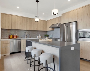 941 E California Boulevard - Photo Thumbnail 13
