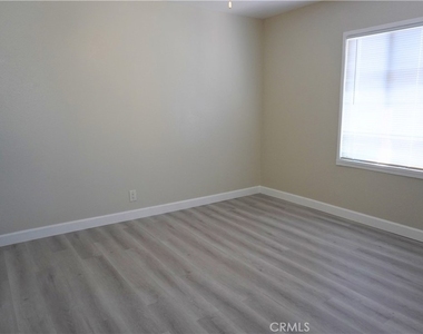 1234 W 8th Street - Photo Thumbnail 7