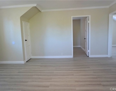 1234 W 8th Street - Photo Thumbnail 2