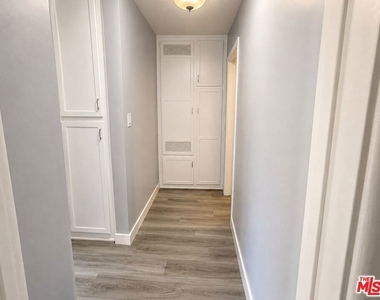 202 N Locust Street - Photo Thumbnail 4