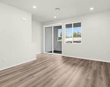 220 Lockhart Way - Photo Thumbnail 9