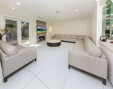 5711 Aura - Photo Thumbnail 3