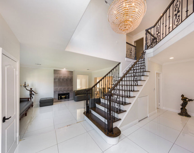 5711 Aura - Photo Thumbnail 5