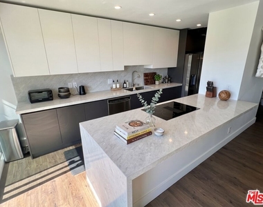 838 N Doheny Drive - Photo Thumbnail 4