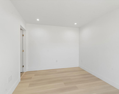 10963 Calvert - Photo Thumbnail 9