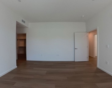 5119 Colfax Avenue - Photo Thumbnail 13