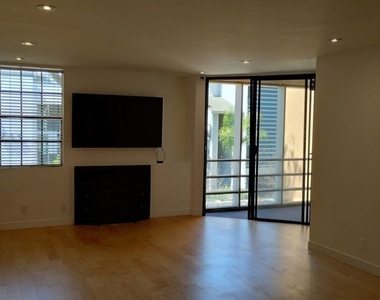 740 N Kings Road - Photo Thumbnail 4