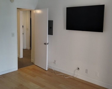 740 N Kings Road - Photo Thumbnail 13