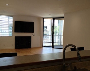 740 N Kings Road - Photo Thumbnail 5