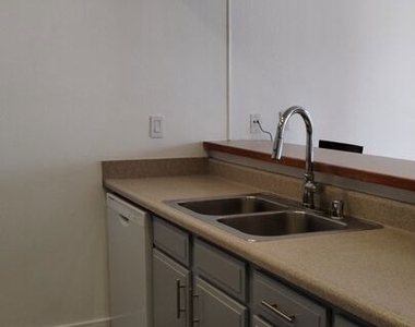 740 N Kings Road - Photo Thumbnail 6