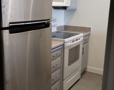 740 N Kings Road - Photo Thumbnail 7