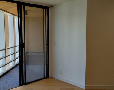 740 N Kings Road - Photo Thumbnail 12