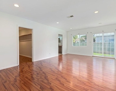 17322 Martha Street - Photo Thumbnail 9