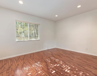 17322 Martha Street - Photo Thumbnail 16