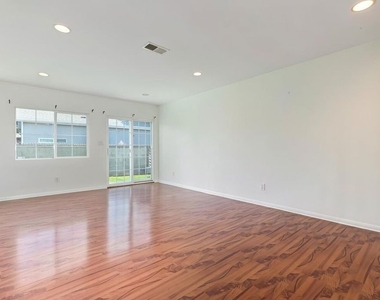 17322 Martha Street - Photo Thumbnail 10