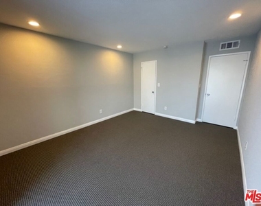 7556 Hampton Avenue - Photo Thumbnail 7