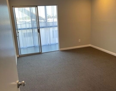 7556 Hampton Avenue - Photo Thumbnail 6