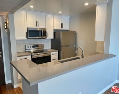 7556 Hampton Avenue - Photo Thumbnail 3