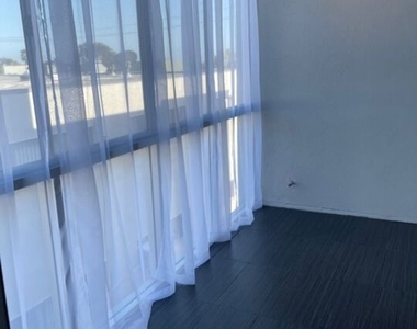 7556 Hampton Avenue - Photo Thumbnail 8