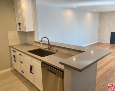 7556 Hampton Avenue - Photo Thumbnail 4