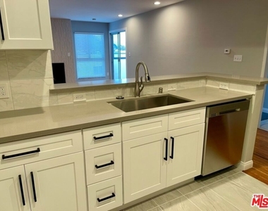 7556 Hampton Avenue - Photo Thumbnail 2
