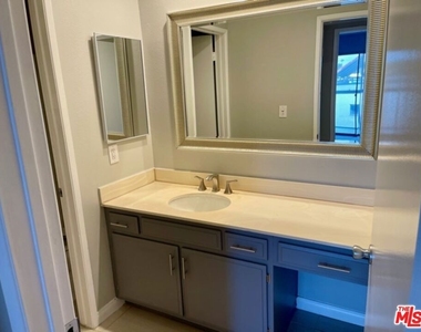 7556 Hampton Avenue - Photo Thumbnail 9