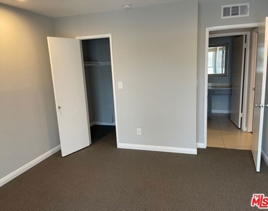 7556 Hampton Avenue - Photo Thumbnail 5