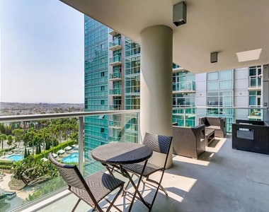 13700 Marina Pointe Drive - Photo Thumbnail 11